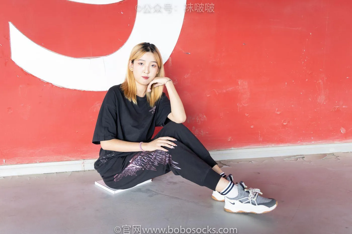 [BoBoSocks袜啵啵]NO.018 木木-运动鞋、白棉袜、裸足 [136P]插图6
